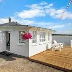 Jorek - 10m To The Fjord By Interhome בית נופש